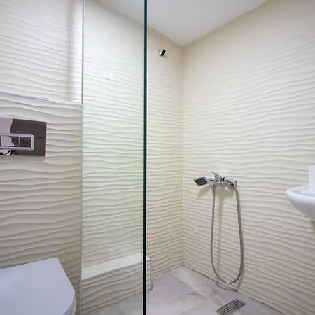 Chic Compact 1br Flat W Private Terrace