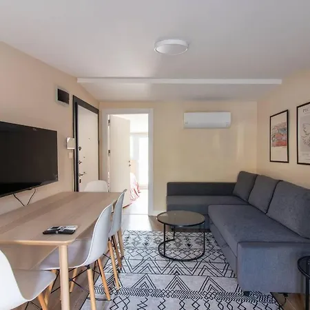 Chic Compact 1br Flat W Private Terrace * איסטמבול