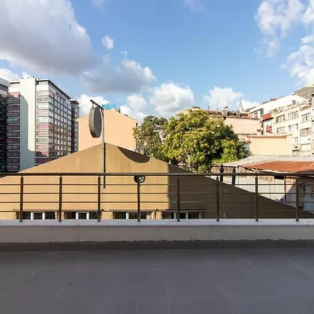 Chic Compact 1br Flat W Private Terrace איסטמבול