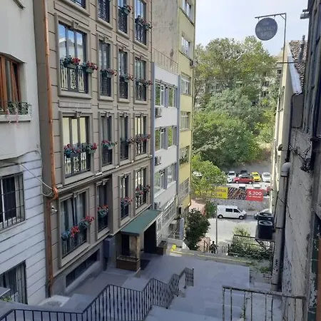 Chic Compact 1br Flat W Private Terrace * איסטמבול