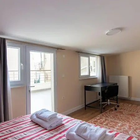 Chic Compact 1br Flat W Private Terrace דירה