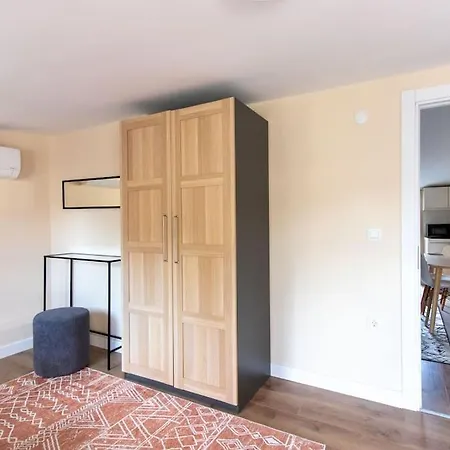 Chic Compact 1br Flat W Private Terrace איסטמבול