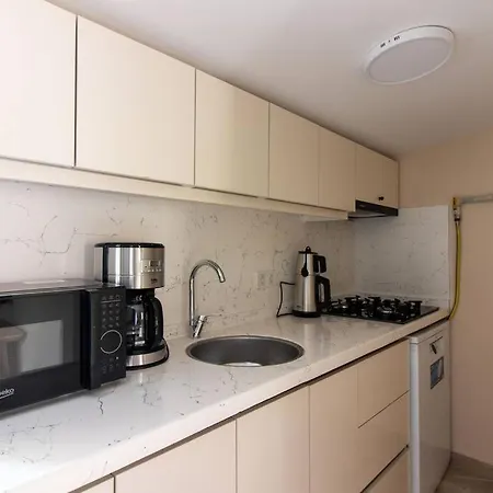 דירה Chic Compact 1br Flat W Private Terrace