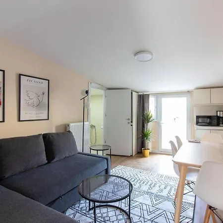 Chic Compact 1br Flat W Private Terrace דירה